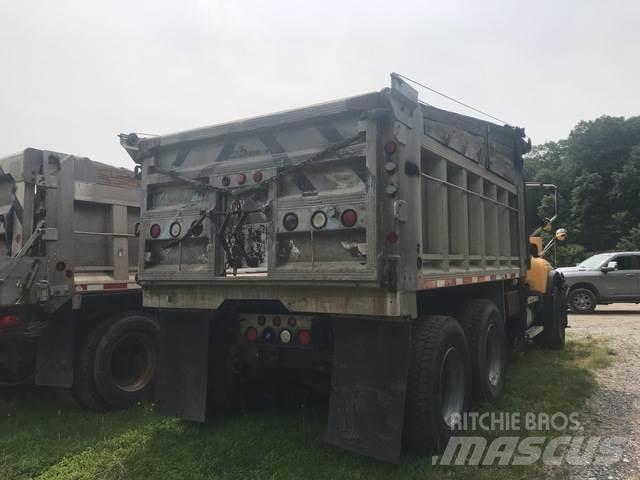 Mack 700 Lemiesze i pługi śnieżne