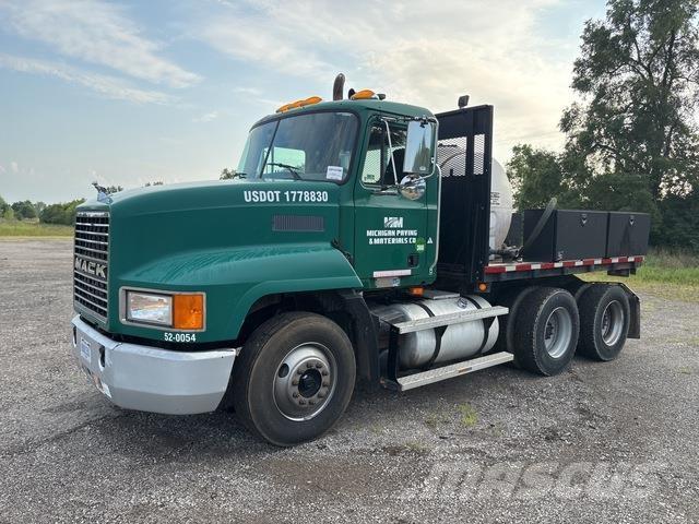 Mack CH613 Ciężarówki typu Platforma / Skrzynia