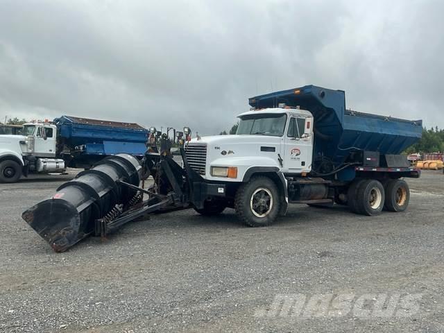 Mack CL713 Lemiesze i pługi śnieżne