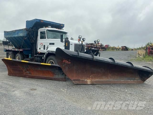 Mack CL713 Lemiesze i pługi śnieżne