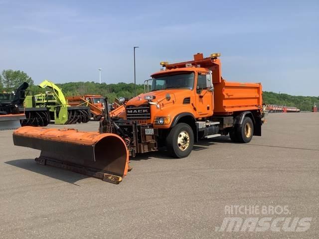 Mack CV700 Lemiesze i pługi śnieżne