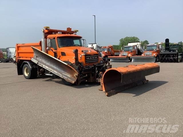 Mack CV700 Lemiesze i pługi śnieżne