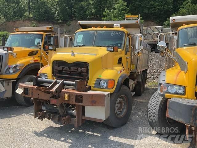 Mack CV700 Lemiesze i pługi śnieżne