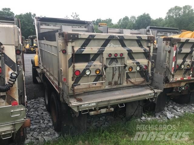 Mack CV700 Lemiesze i pługi śnieżne