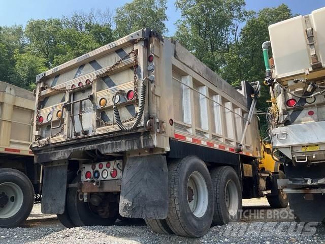 Mack CV700 Lemiesze i pługi śnieżne