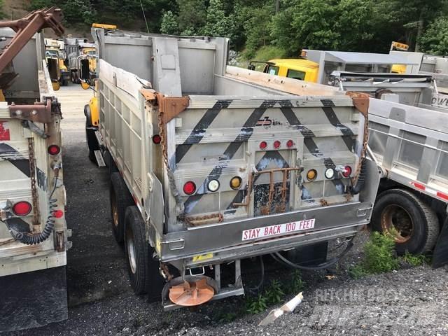 Mack CV700 Lemiesze i pługi śnieżne