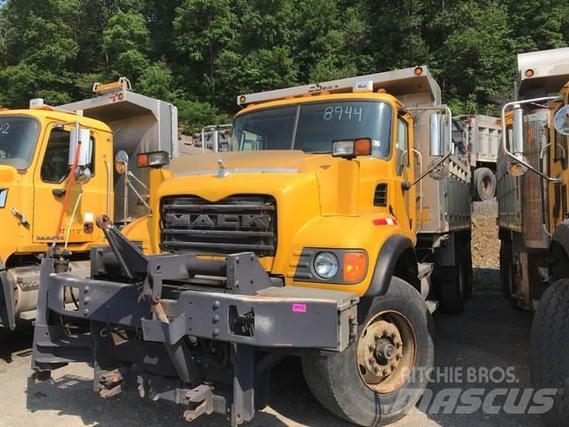 Mack CV700 Lemiesze i pługi śnieżne