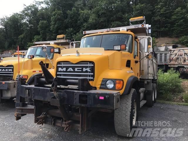 Mack CV700 Lemiesze i pługi śnieżne