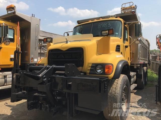 Mack CV700 Lemiesze i pługi śnieżne