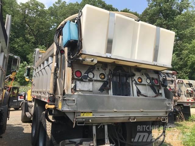 Mack CV700 Lemiesze i pługi śnieżne
