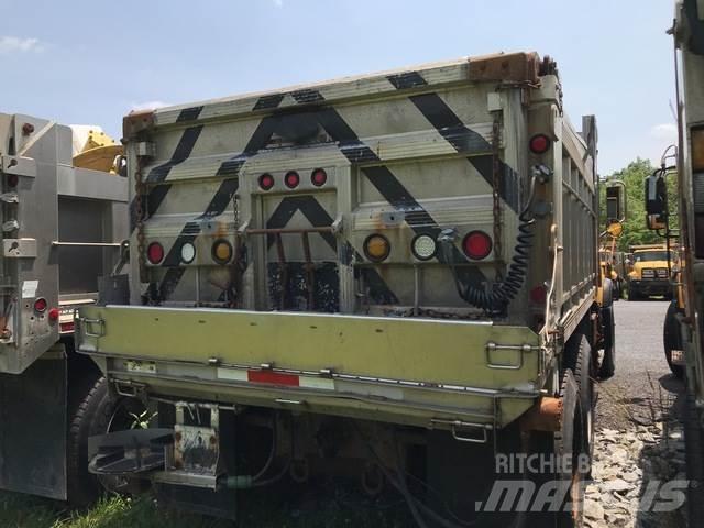 Mack CV700 Lemiesze i pługi śnieżne
