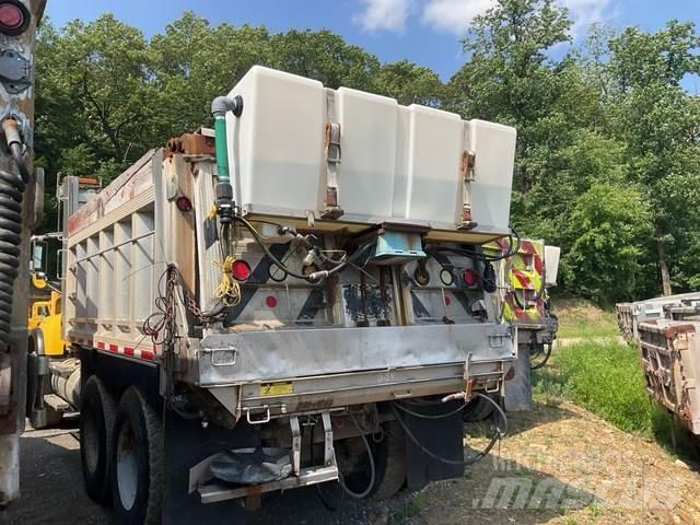Mack CV713 Lemiesze i pługi śnieżne