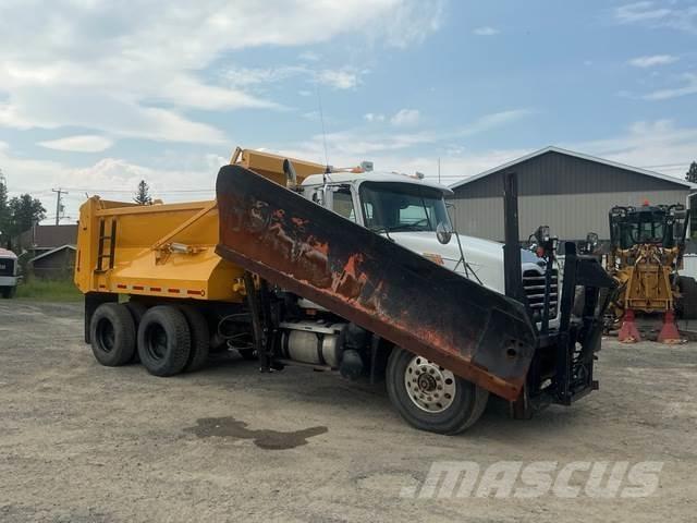 Mack CV713 Lemiesze i pługi śnieżne