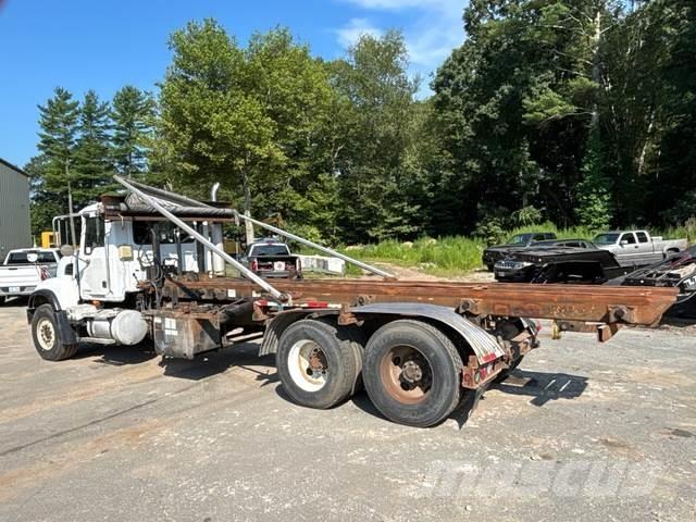 Mack CV713 Bramowce