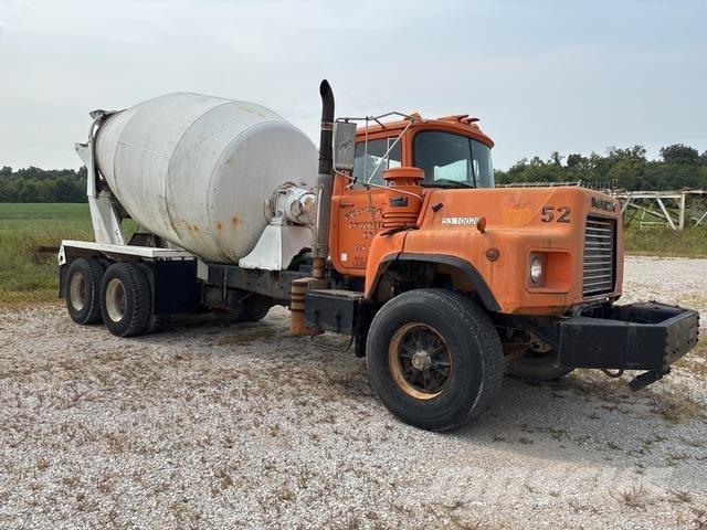 Mack DM690 Polewaczki