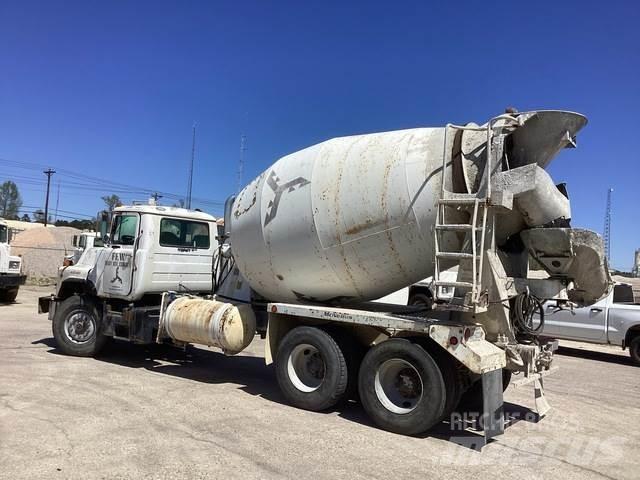 Mack DM690S Inne