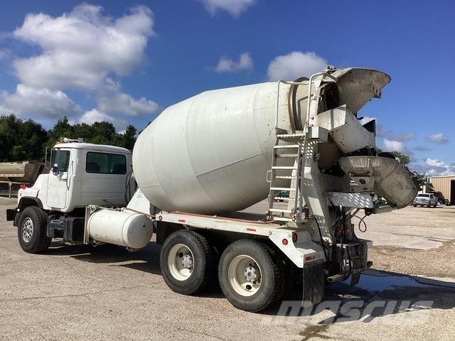 Mack DM690S Inne