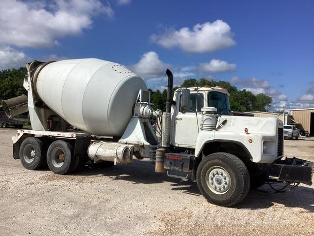 Mack DM690S Inne