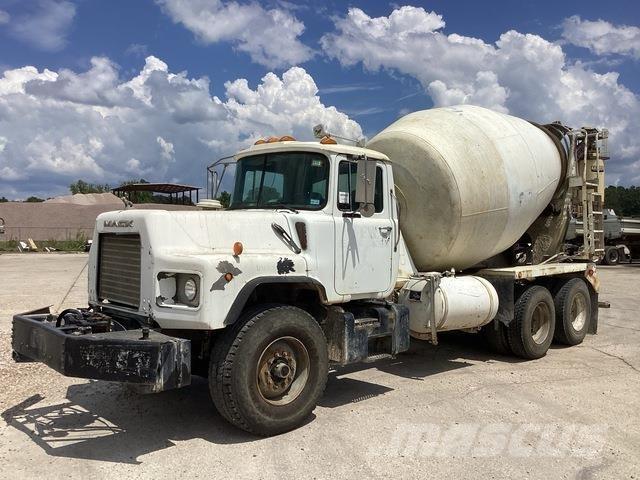 Mack DM690S Inne