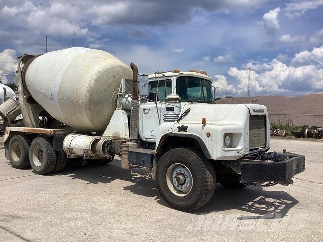 Mack DM690S Inne