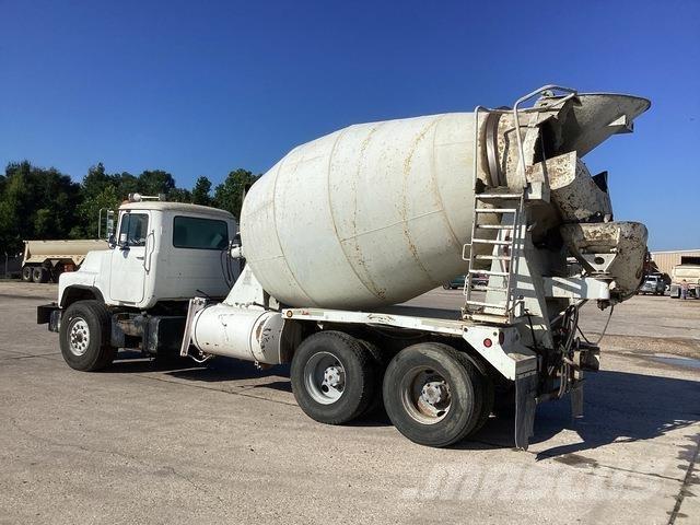Mack DM690S Inne