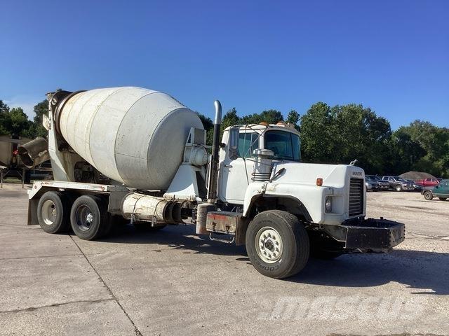 Mack DM690S Inne