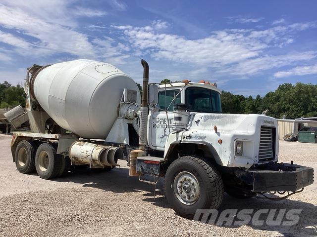Mack DM690S Inne