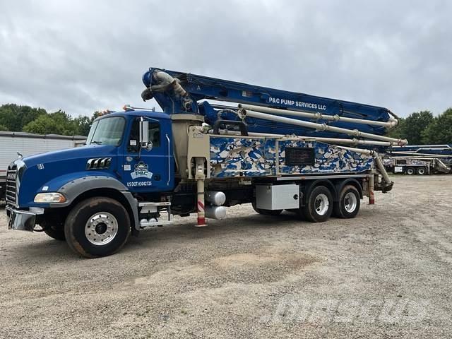 Mack GR64B Samojezdne pompy do betonu