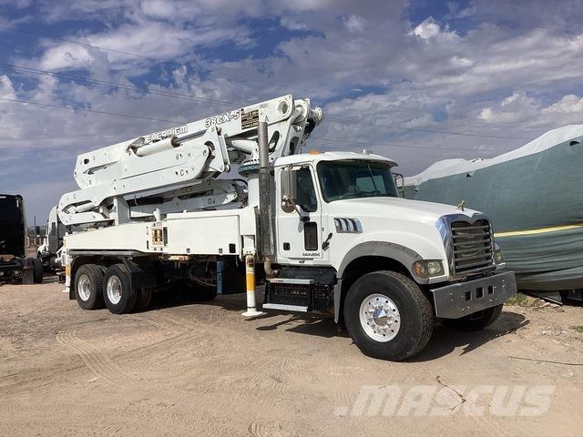 Mack GR64F Samojezdne pompy do betonu