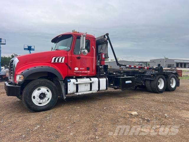 Mack GU713 Bramowce