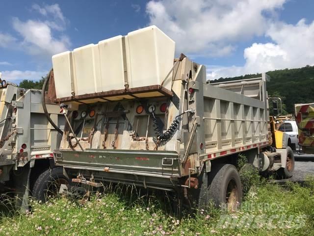 Mack GU713 Lemiesze i pługi śnieżne