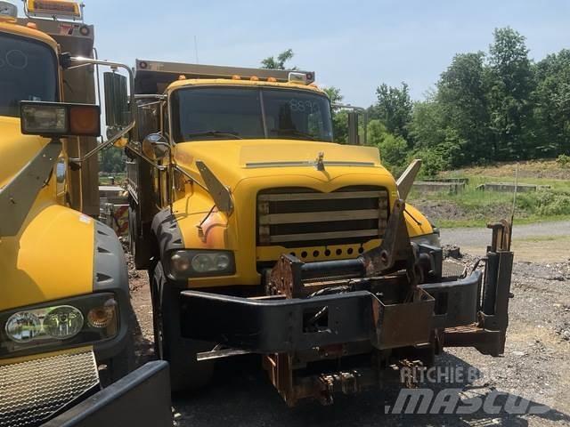 Mack GU713 Lemiesze i pługi śnieżne