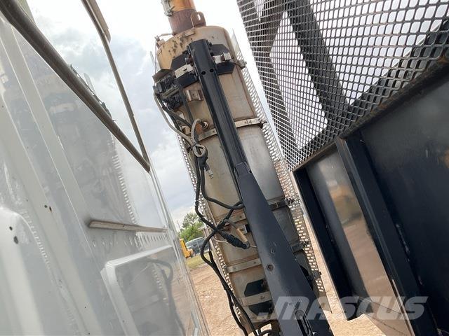 Mack GU713 Ciężarówki typu Platforma / Skrzynia