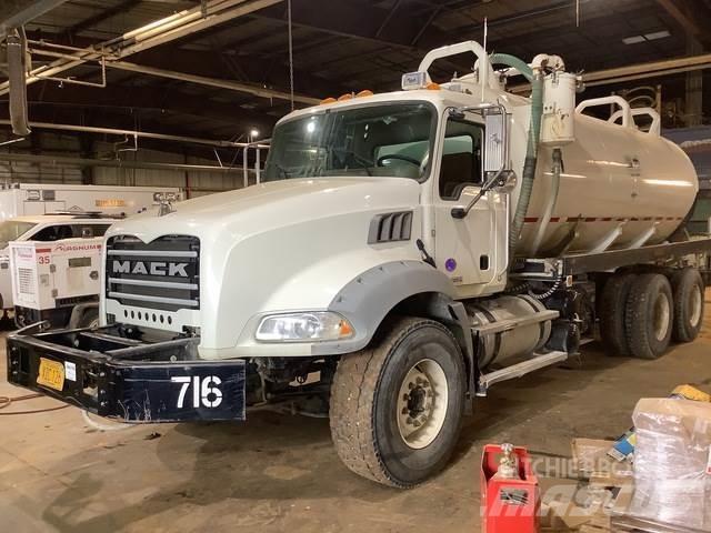 Mack GU813 Cysterna