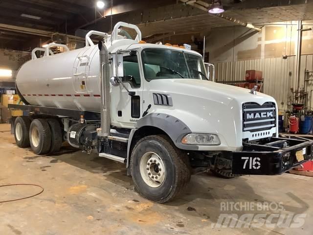 Mack GU813 Cysterna
