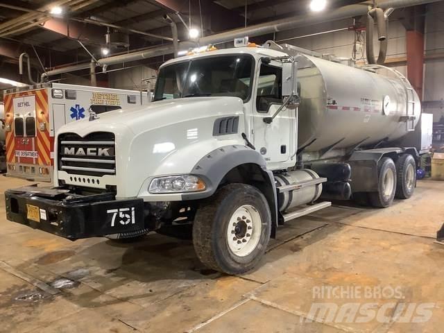 Mack GU813 Polewaczki