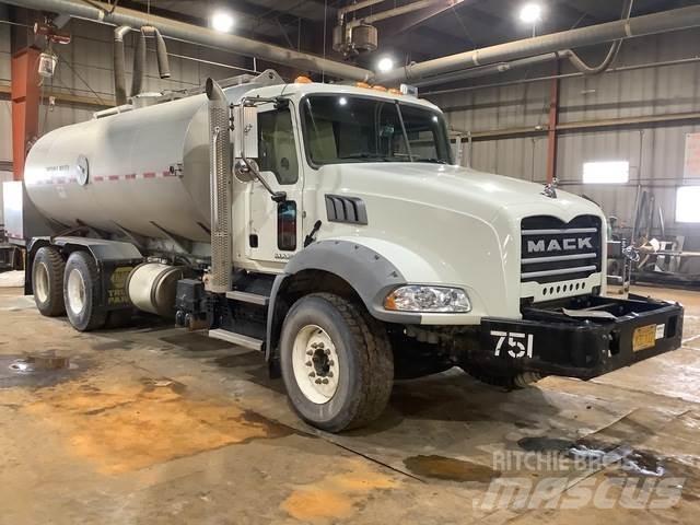 Mack GU813 Polewaczki