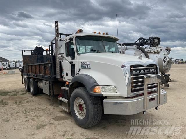 Mack GU813 Ciężarówki typu Platforma / Skrzynia