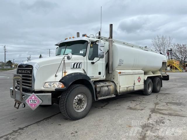 Mack GU813 Cysterna