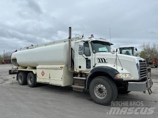 Mack GU813 Cysterna