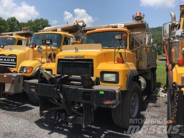 Mack RD600 Lemiesze i pługi śnieżne