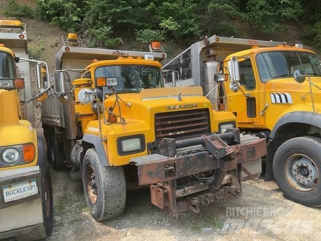 Mack RD600 Lemiesze i pługi śnieżne