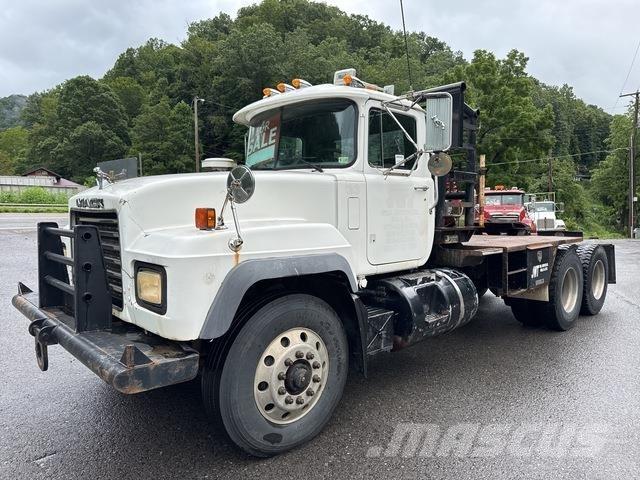 Mack RD688S Ciężarówki typu Platforma / Skrzynia