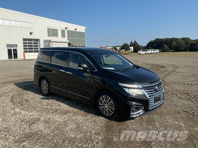 Nissan Elgrand Minibusy