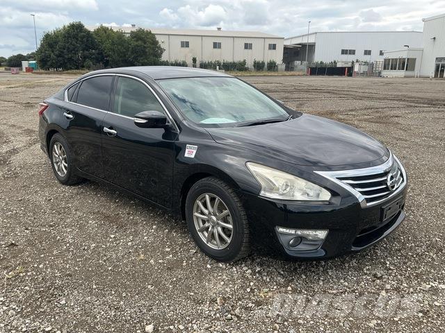 Nissan TEANA Samochody osobowe