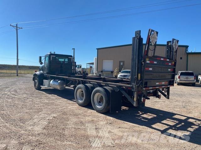 Peterbilt 330 Ciężarówki typu Platforma / Skrzynia