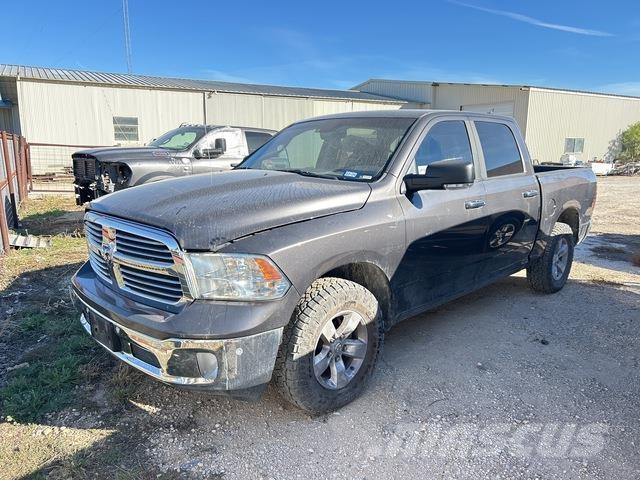 RAM 1500 Pick-upy / Pojazdy z otwieranymi burtami