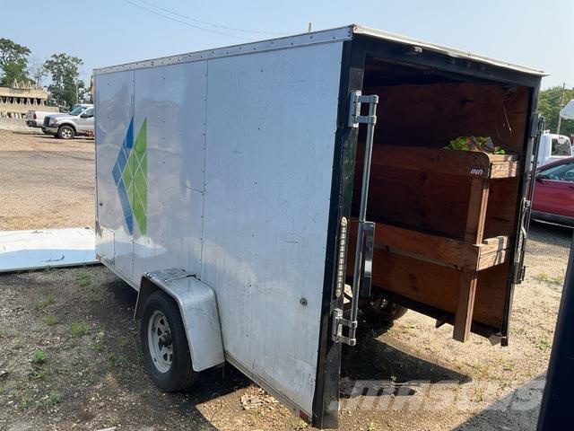 Stock  Przyczepy ze skrzynią zamkniętą