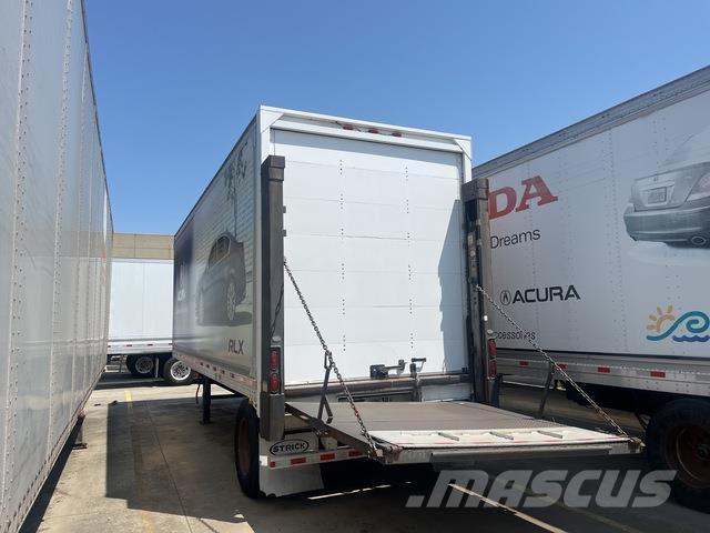 Strick  Przyczepy ze skrzynią zamkniętą