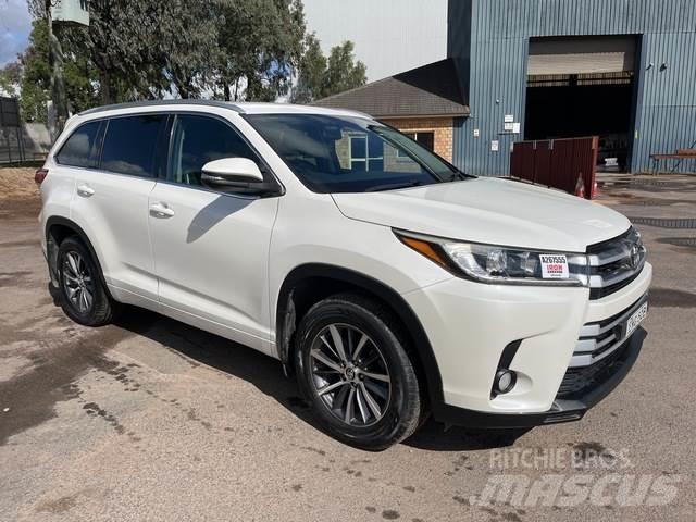 Toyota Kluger Samochody osobowe